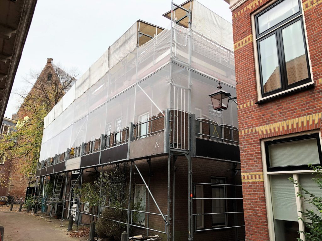 Schilder- en reparatiewerkzaamheden aan VvE Lange Wijngaardstraat te Haarlem